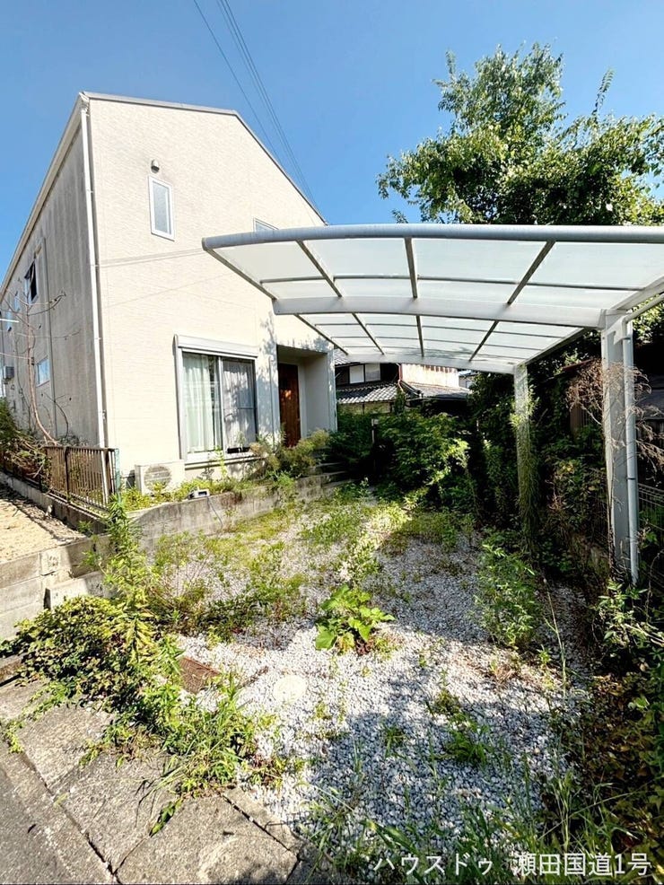 【外観】
カーポート付きの駐車場です。