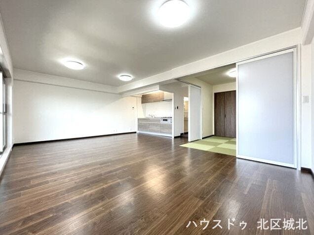 絨毯ラグをひけば思わず寝転がりたくなってしまうような広々空間です。
子供が走り回っても気兼ねないリビングダイニングです。