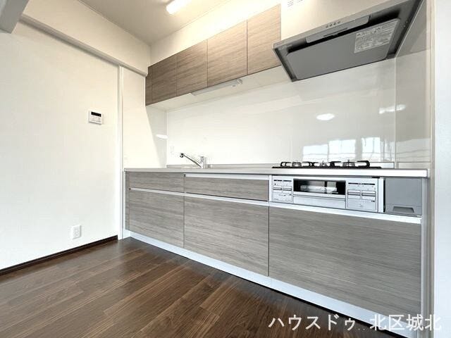 キッチンとリビングダイニングの距離が近いので料理しながら家族との会話も弾みそう♪
ゆとりのワークトップで配膳用のお皿を並べながらの調理もできそうですね。