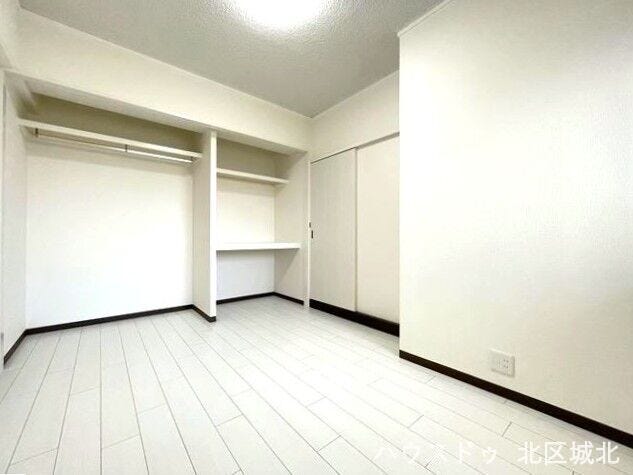 【5.1畳洋室】
自分専用の場所があるので
リビングダイニングに自分のものを置きっぱなしにすることもなくなります。