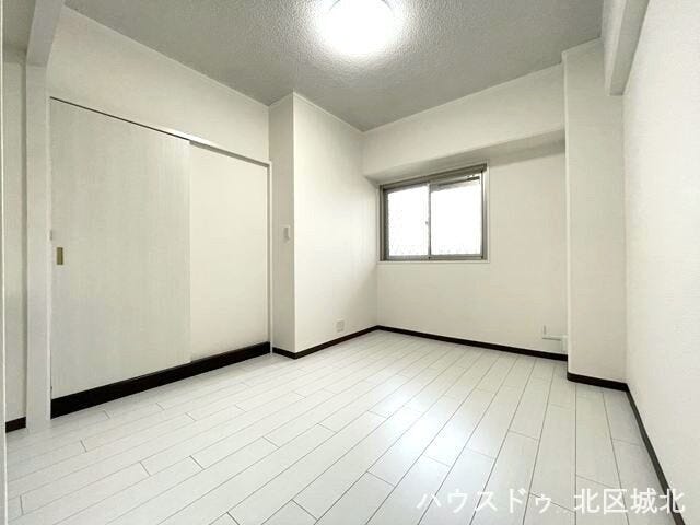 【5.1畳洋室】
壁が白いのでプロジェクターを設置して映画やYouTubeなど楽しめます♪
部屋がおしゃれなシアタールームのように変身◎