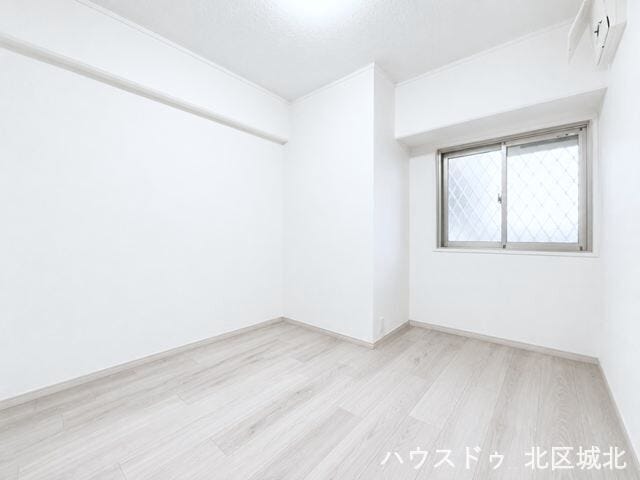 【5.2畳洋室】
窓からたっぷりと陽光がふりそそぐ明るい空間です。
心地よい毎日を過ごせる空間です。