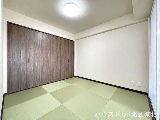 【5.1畳和室】
ゆったりとした収納スペース。布団や季節物の整理に便利で、使い勝手の良い和室収納です。