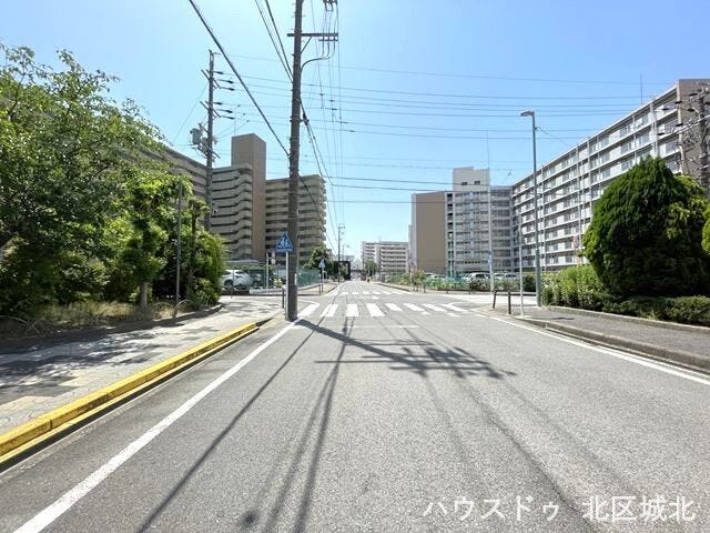 前面道路です。歩道が完備されているのでお子様の通学も安心ですね。