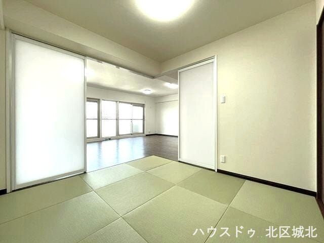 【5.1畳和室】
LDKと隣接和室。間仕切りを開放すれば広々としたおもてなしスペースに。
