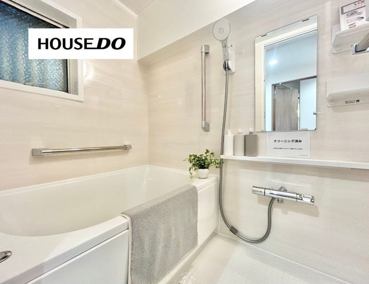 窓のある浴室で、自然換気できます◎追い焚き機能付きで毎日温かいお湯に浸かれます♪