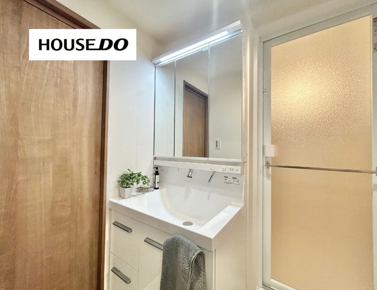 三面鏡の洗面台は、ヘアセットがしやすい♪収納も充実しており水回りをすっきり見せられますよ!