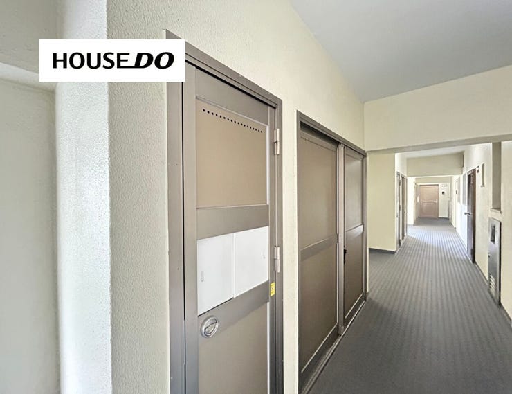 部屋前には便利な大容量物置がございます!季節ものの家電なども収納出来ます♪