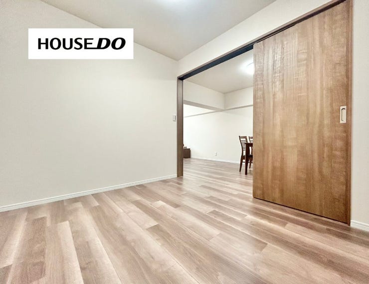 リビング横の洋室!お子様の遊び場や、憩いの間としてもお使いいただけます♪