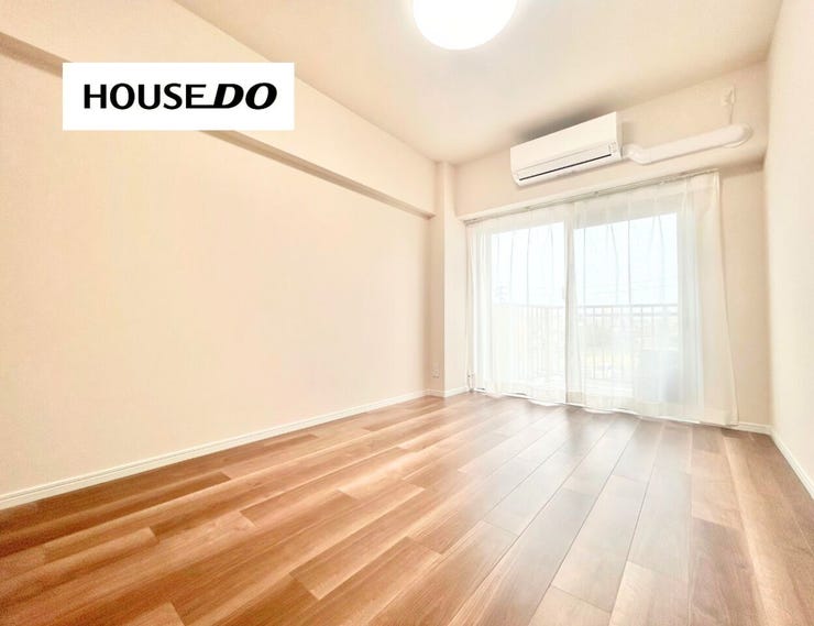 バルコニーに接する洋室で、朝も気持ちよく起きれそうです♪