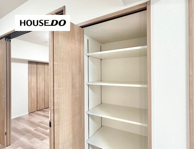 リビングにも収納ございます!家族全員が使う日用品をまとめて管理。