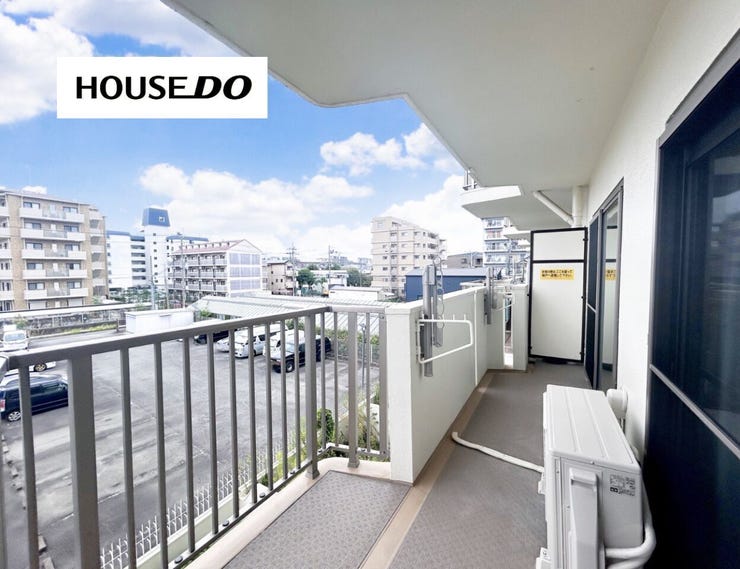 目の前は駐車場で、高い建物が無いので、開放感がございます!