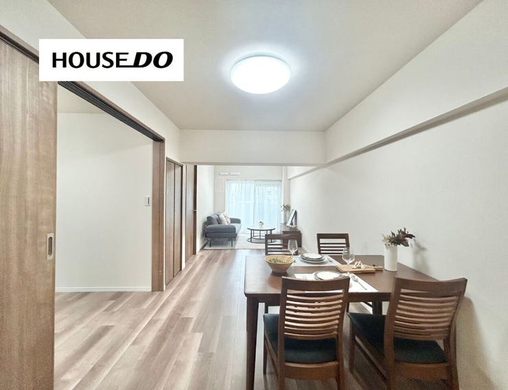 【ダイニング】
リビングから洋室にアクセスできる間取りで、家族でのコミュニケーションが取りやすい♪