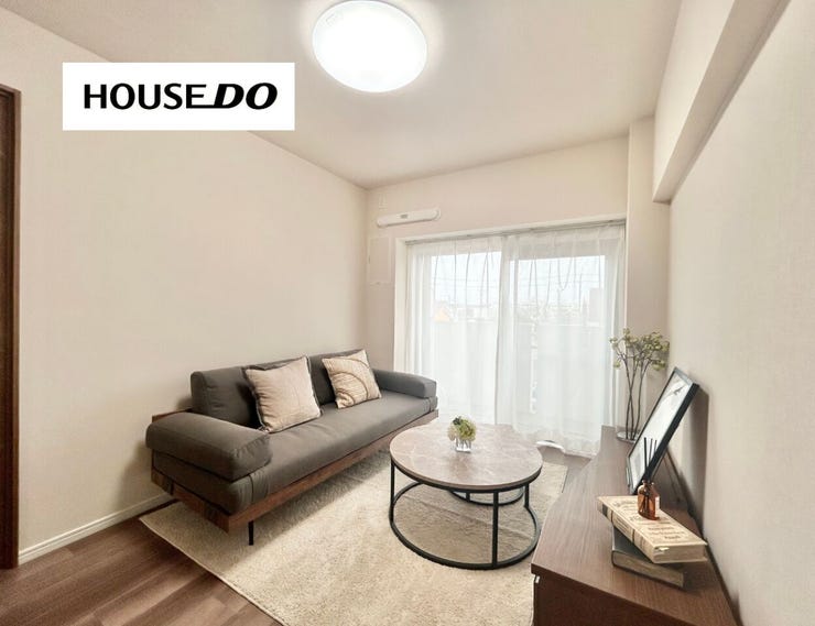 南向きで明るく、自然光だけでお過ごしいただけます♪