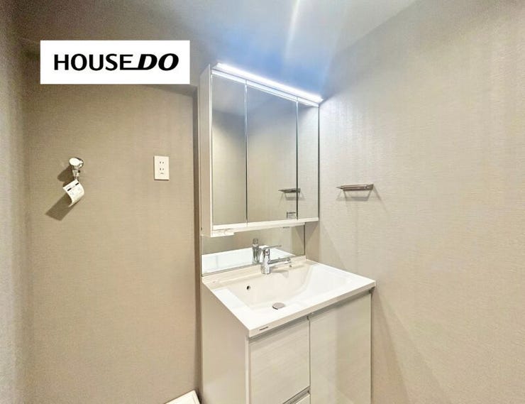 グレージュクロスがオシャレな洗面空間◎三面鏡付きで朝のヘアセットがスムーズ♪