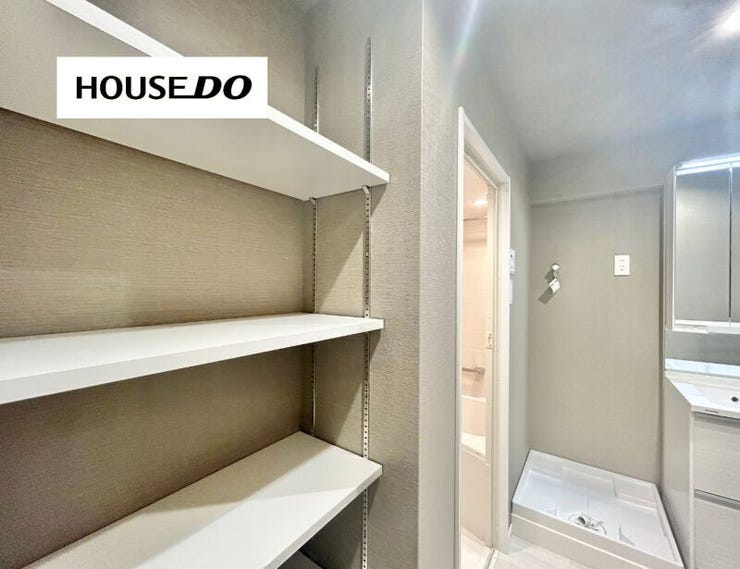 収納棚がありタオルなど収納出来ます♪