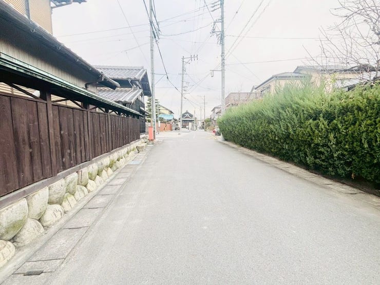 車がスピードを出しにくいため、交通事故のリスクが低減されます。歩行者や自転車が安全に通行しやすい環境です!