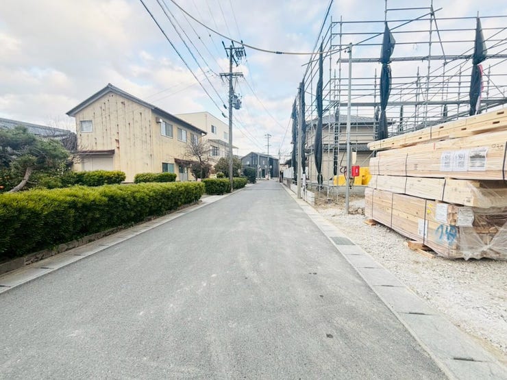 大型車や多くの車両が通行することが少なく、静かで落ち着いた環境が得られます。特に小さなお子さんがいる家庭では安心です!