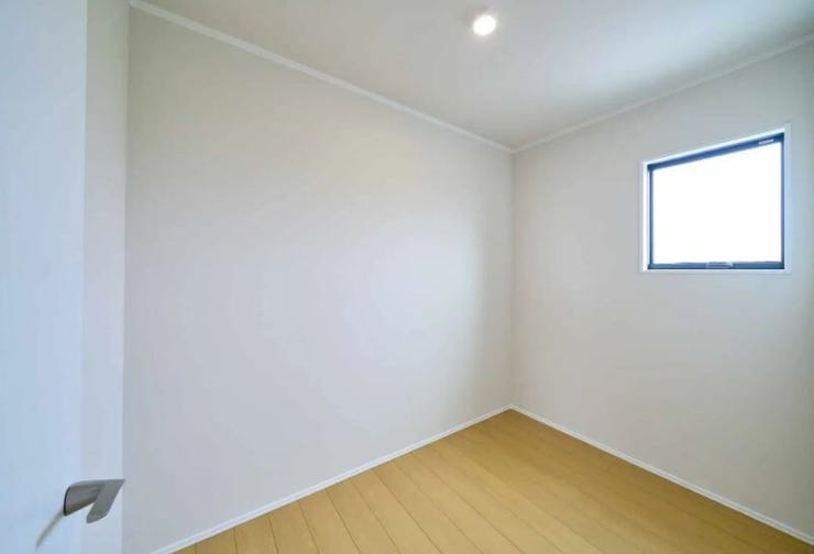 2階に大きい納戸があります。季節の飾り物、オフシーズンの衣類や寝具など、使用頻度が低い物の収納に便利です。