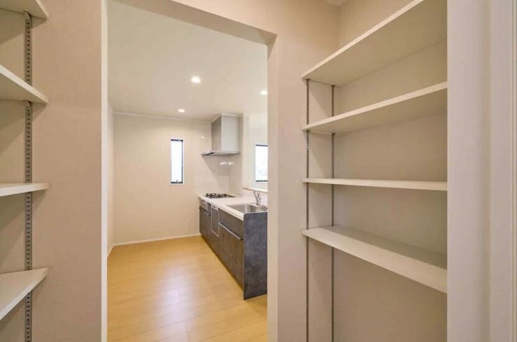 キッチン奥収納!食品庫としても衣類収納としても使えます。