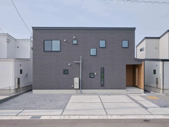 【外観】
自然素材を使用した、より快適な健康住宅。アクセントクロスや棚板、建具の仕様変更でおしゃれな内装。