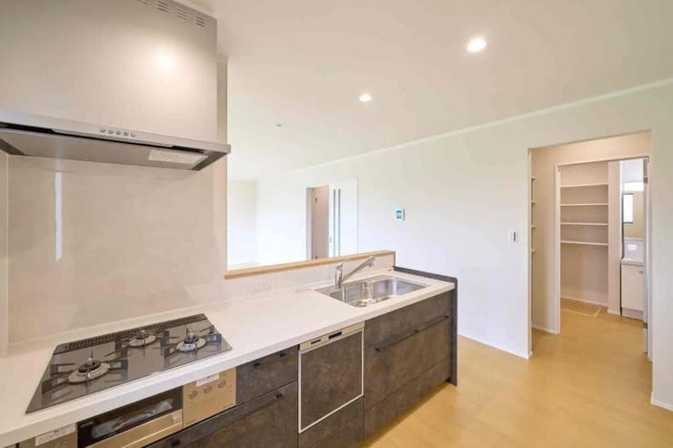 機能面や使いやすさを備えたシステムキッチンで原水・シャワー・浄水をひとつの水栓でスムーズに切り替えられ、とても便利な浄水器がついており、食器洗浄乾燥機が標準装備されております。