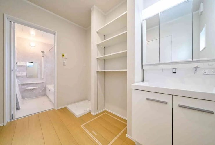 三面鏡の裏側に収納スペースを設置。化粧品や洗面小物などをすっきりと収納できます。