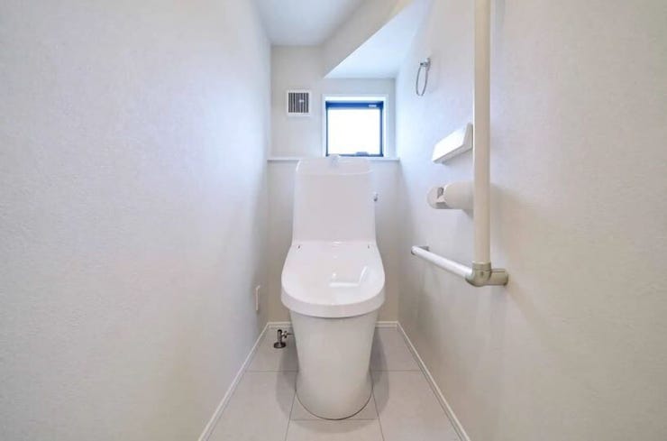 節水省エネ仕様の暖房便座付きシャワートイレ。節水省エネ仕様の暖房便座仕様のシャワートイレを採用しています。