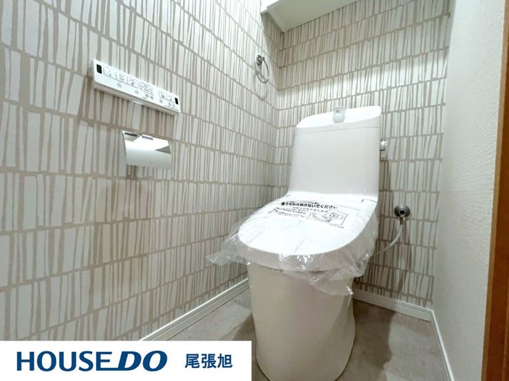 【トイレ】明るく、ひろびろとしたトイレです。掃除もしやすく、綺麗を保てます。ご自分の好きなアロマや芳香剤を置いて落ち着く空間を演出するもの良いですね♪1人になれる空間ですから、リラックスしたいですね。