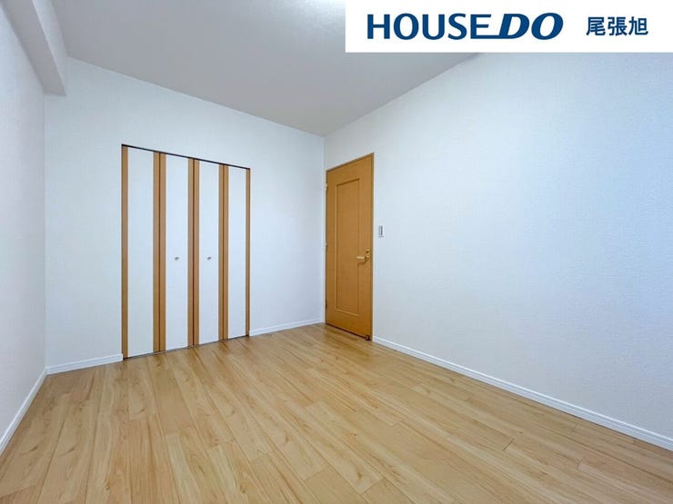 【洋室】丁度いいサイズの洋室です。トレンドになりつつあるのが、広過ぎず、快適すぎない子ども部屋。勉強と寝るだけの部屋にすることで閉じこもりがなくなり、リビングで過ごす時間が増えると言われています。