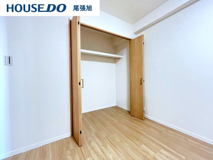 【クローゼット】洋室にある収納です。高さと奥行きがあり、かさばりがちな衣類をまとめて収納できます。各部屋収納たっぷりの間取りとなっております。部屋ごとに設けた収納は住みやすさへのこだわりです。