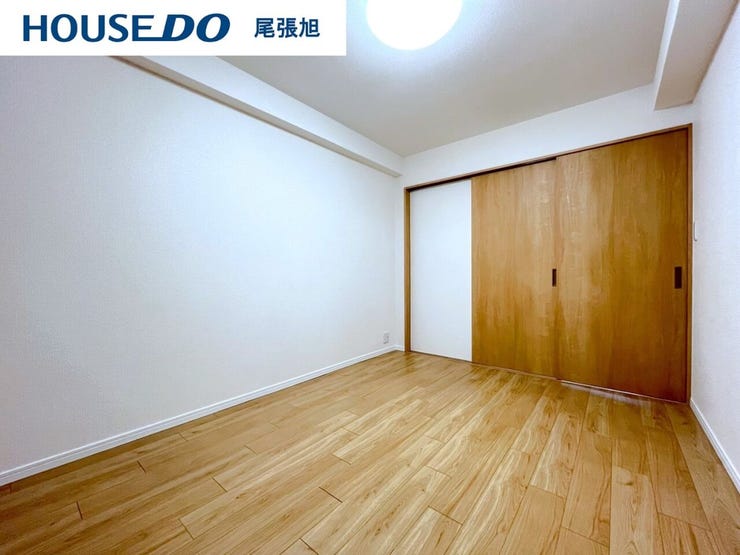 【洋室】多数の洋室があるため、それぞれ各部屋でプライベート空間をお楽しみいただけます。収納も完備しているのですっきりとしたお部屋でお寛ぎいただけます。2面採光のため、日当たりも良好です!