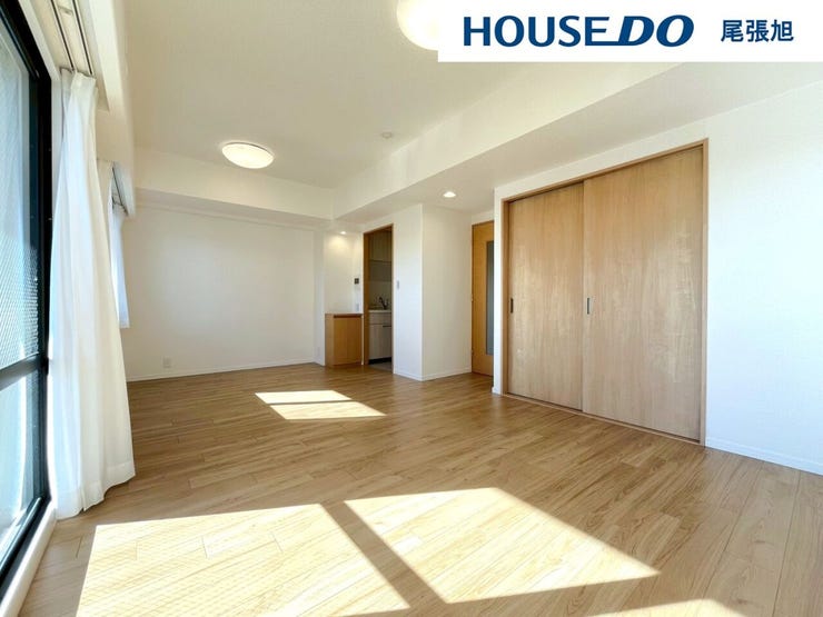 【リビング】陽当たり良好・風通し良好で光がたくさん入るリビングです。自然とみんなが集まりそうな落ち着いた空間で、家族の明るく居心地のいいお時間をゆったりお寛ぎお過ごしいただけます♪