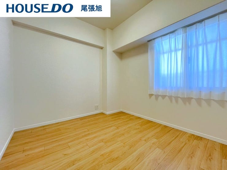 【洋室】明るい雰囲気の洋室です。広々とした明るいお部屋で、陽射しもたっぷり入ってきます。収納もご夫婦の衣類がたっぷり収納できるクローゼットがございます。ご夫婦のご主寝室にいかがでしょうか♪