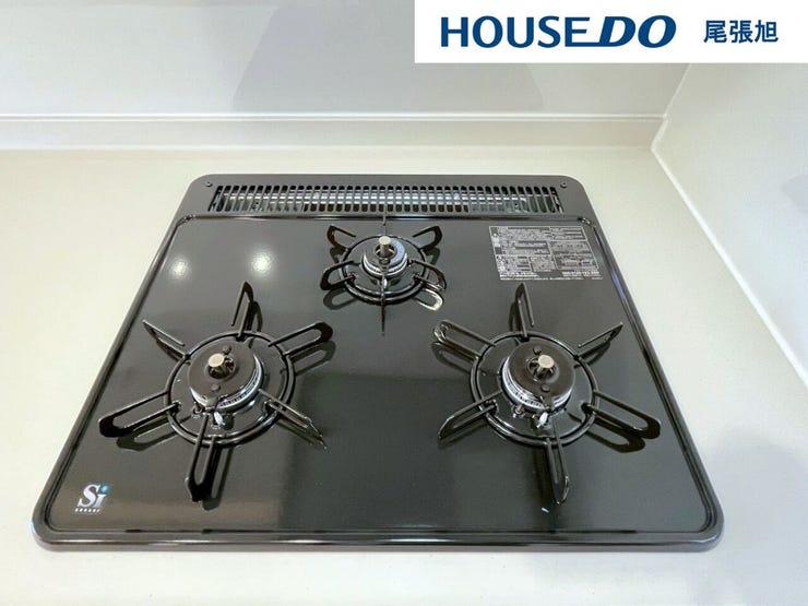 【3口コンロ】3口コンロ付きなので、お料理がはかどります。メイン料理2品を手前のコンロで調理しながら、奥の小バーナーで汁ものを調理するなど、複数の調理を一度に行うことができます。時短調理に繋がります!