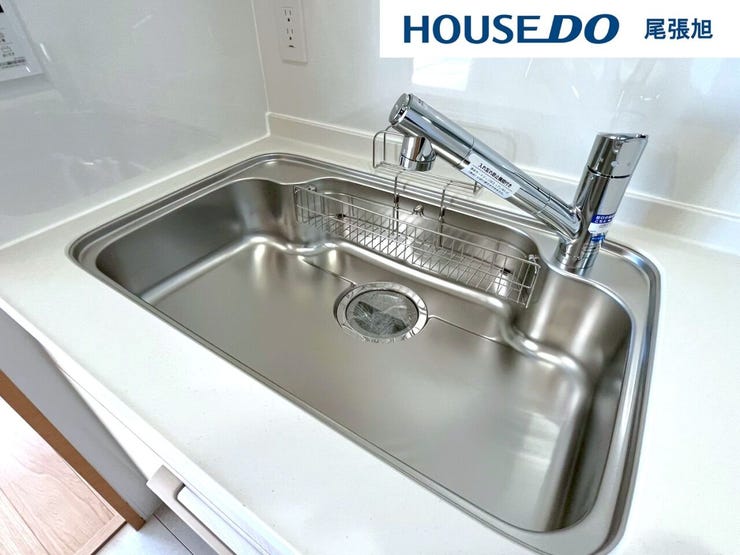 【浄水器機能付水栓】浄水と原水をボタン一つで簡単に切り替えができるビルトイン式浄水器水栓を採用。ビルトインの為見た目もすっきりです♪シャワーノズルでシンク周りも簡単にお手入れでき、毎日清潔に保てます!