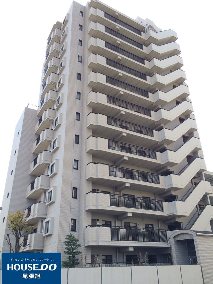 【建物外観】爽やかな青空の下に贅沢なほどに降り注ぐ陽光、豊かな居住性と、クオリティが見事に調和した住空間は、住まうことの喜びを感じさせてくれます。良好な住環境が保たれたエリアで新生活を過ごせます