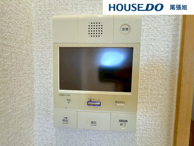 【インターホン】来客時に便利なモニター付インターホン。玄関ドアを開けることなく夜間でも訪問者の顔をモニターで確認できるため、トラブル防止にも繋がります。奥様やお子様のみのご在宅でも安心の防犯設備です!