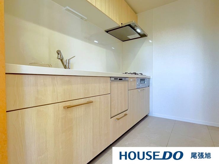 【キッチン】収納豊富でお手入れの簡単なシステムキッチン。汚れてもさっと綺麗にできます。収納スペースは、お料理に使うグッズや調味料などをすっきり収納できます。綺麗なキッチンだとお料理もはかどりそうです。