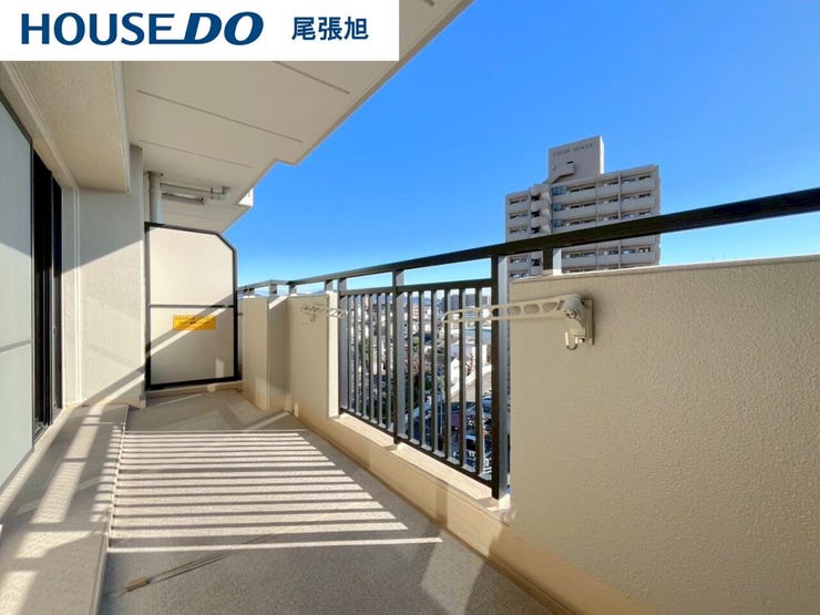 【バルコニー】日当たりの良い広さ十分の使い勝手の良いバルコニー。お布団や衣類などのお洗濯物を気持ちよく干せそうです♪南面にあり陽当たり良好!たっぷり陽を浴びたお布団や衣類は気持ちよさそうです♪