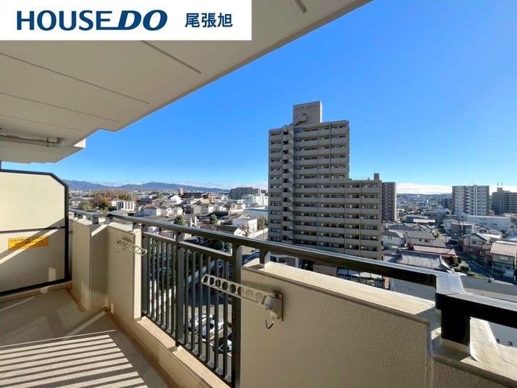 【南向き】太陽の光をたっぷりと浴びることができ、冬は暖かく、夏は爽やかな風が通り抜ける、心地よい空間が広がります。日当たりが良いため、室内が自然に明るく、庭やバルコニーでのリラックスタイムも充実です。