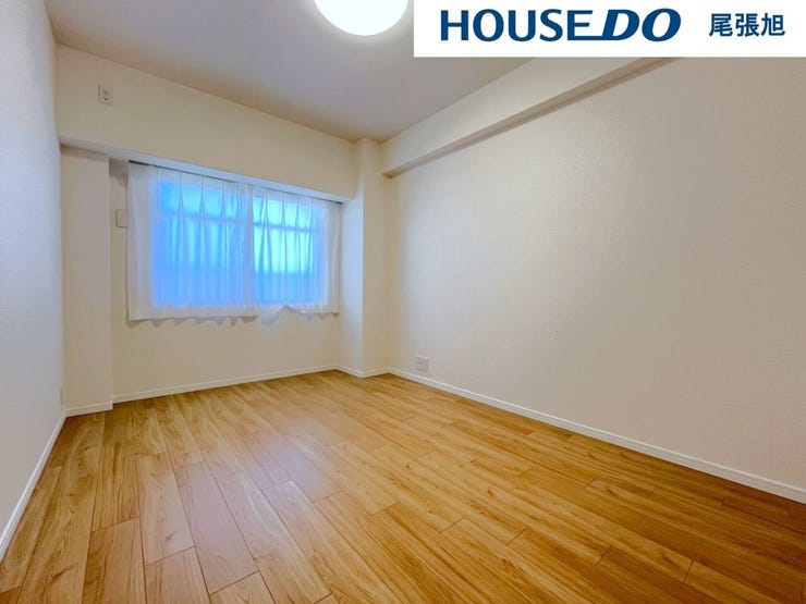 【洋室】明るい雰囲気の洋室です。広々とした明るいお部屋で、陽射しもたっぷり入ってきます。収納もご夫婦の衣類がたっぷり収納できるクローゼットがございます。ご夫婦のご主寝室にいかがでしょうか♪