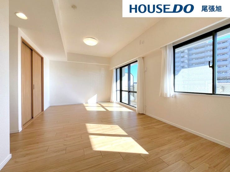 【リビング】開放感のあるリビング。掃き出し窓から採光を確保することができ、明るい空間で家族団らんできます♪ダイニングテーブルを置いてもゆとりのある広さなので、心地よい食事の時間をお過ごしいただけます♪