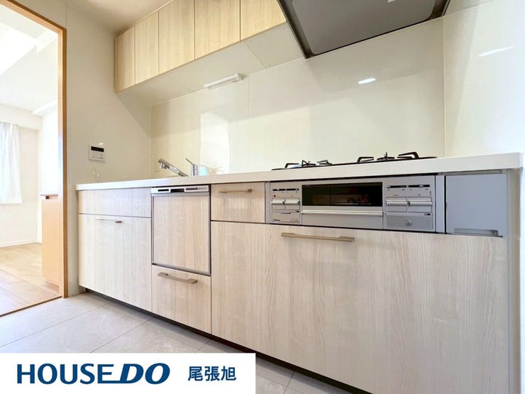 【キッチン】調理道具や食器などをたっぷり収納でき、お手入れも簡単なシステムキッチンを採用しました♪毎日のお料理を効率的にしてくれる動線は「1分でも家事の時間を短縮したい」という思いを叶えてくれます♪