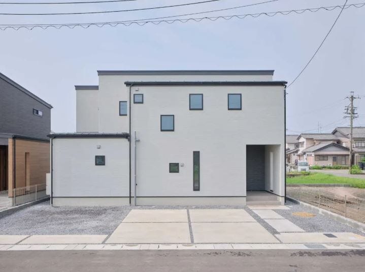 【外観】
自然素材を使用した、より快適な健康住宅。アクセントクロスや棚板、建具の仕様変更でおしゃれな内装。