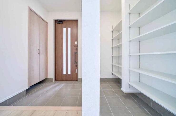 玄関回りをたっぷり収納できる収納スペース。