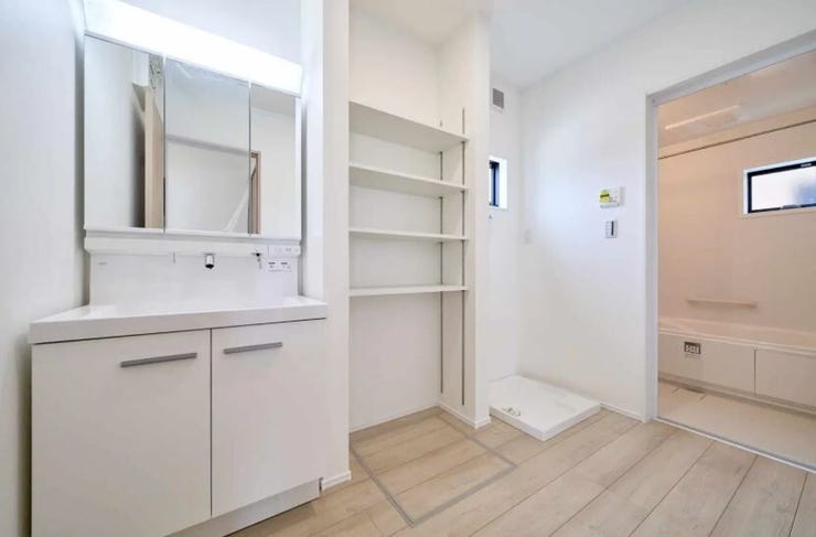 三面鏡の裏側に収納スペースを設置。化粧品や洗面小物などをすっきりと収納できます。