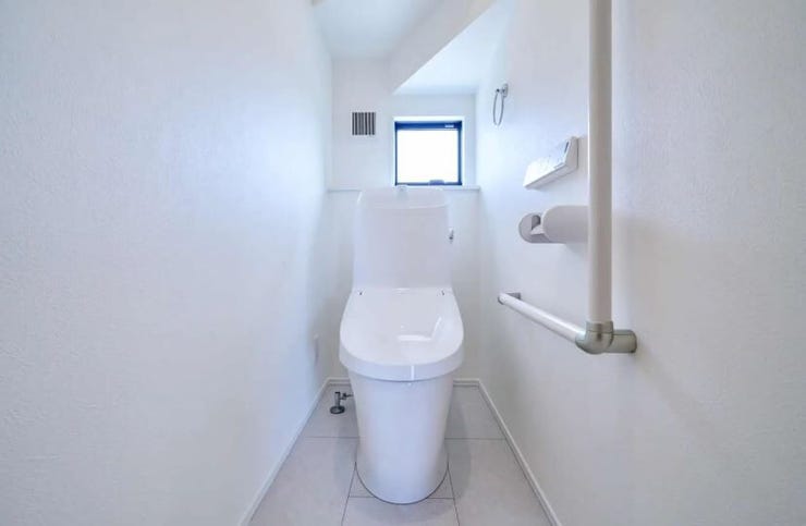 節水省エネ仕様の暖房便座付きシャワートイレ。節水省エネ仕様の暖房便座仕様のシャワートイレを採用しています。