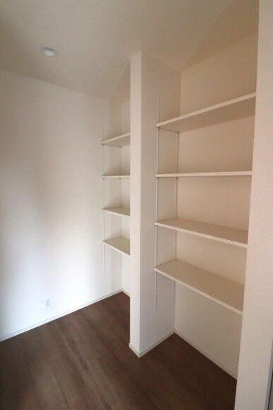 ◆廊下に設置された可動棚です。