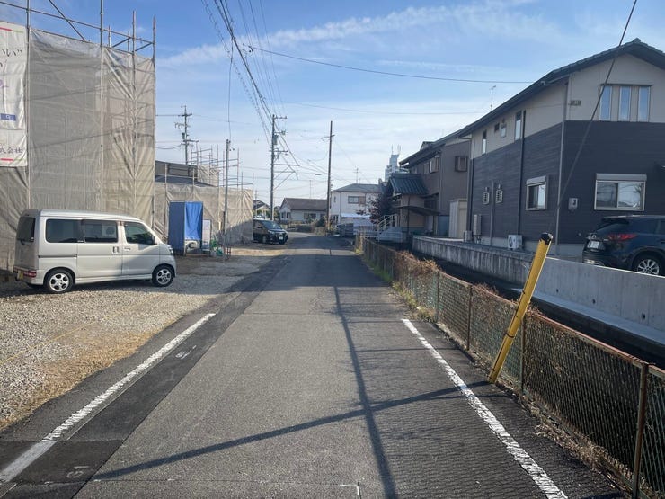 前面道路が約6mあるので、駐車が苦手な方も楽に駐車可能です!